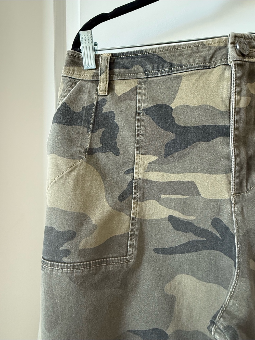 KUT From The Kloth Ashton High Rise Barrel Leg, Olive Camo, Size 14 - Picture 7 of 15